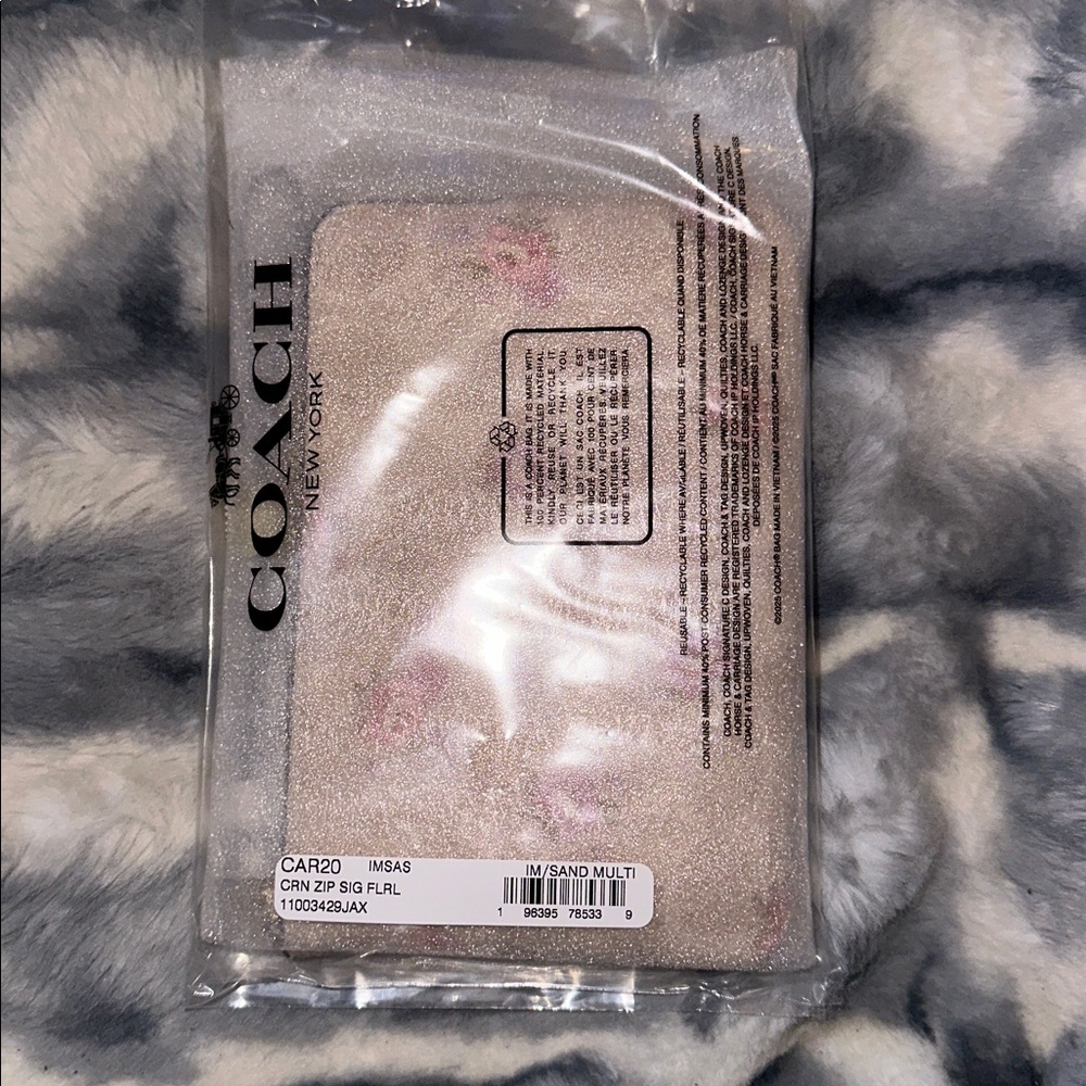Coach Corner Zip Wristlet
In Signature Canvas With Floral Print NWT - Picture 5 of 5